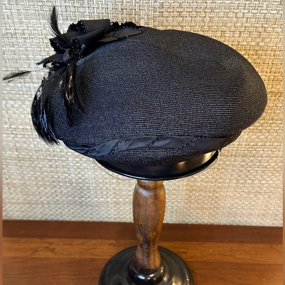 VTG 1940s The Harris Company Cellophane Straw Tilt Hat Architectural Bow & Plume - Picture 8 of 11
